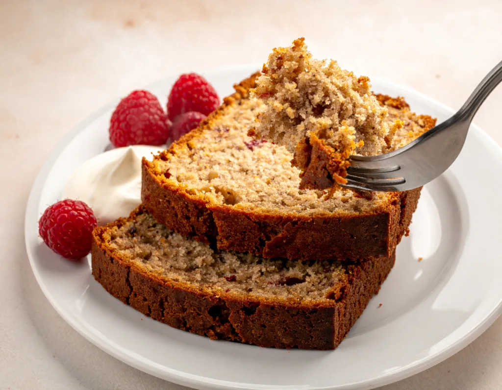 Une tranche épaisse et gourmande issue de notre recette banana bread healthy, montrant une texture aérée et moelleuse, servie sur une assiette.