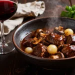 Recette boeuf bourguignon traditionnelle servie dans un bol rustique.
