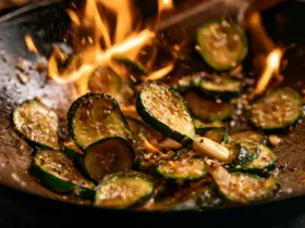 Courgettes sautées à l'ail au wok, croquantes