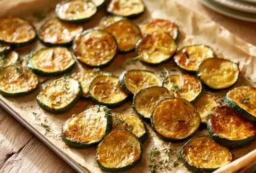 Courgettes au four rôties dorées sur plaque