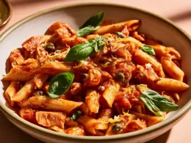 Plat de pâtes au thon à la sauce tomate, câpres, zeste de citron et basilic frais
