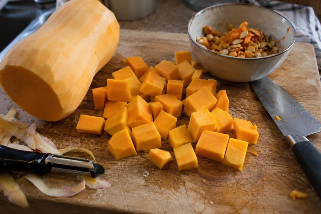 Soupe butternut Thermomix : bol de velouté de butternut orange garni de graines de courge grillées